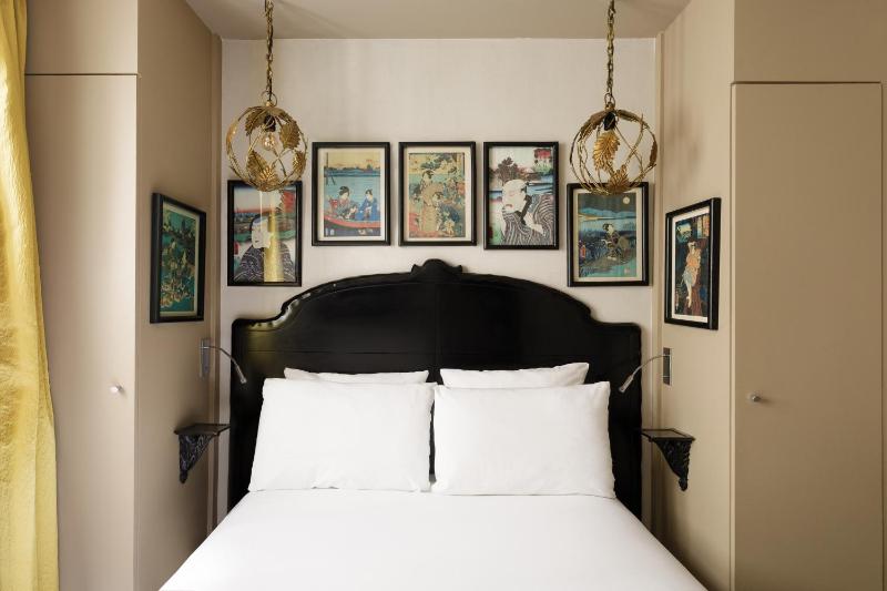 Small Double Room image 3