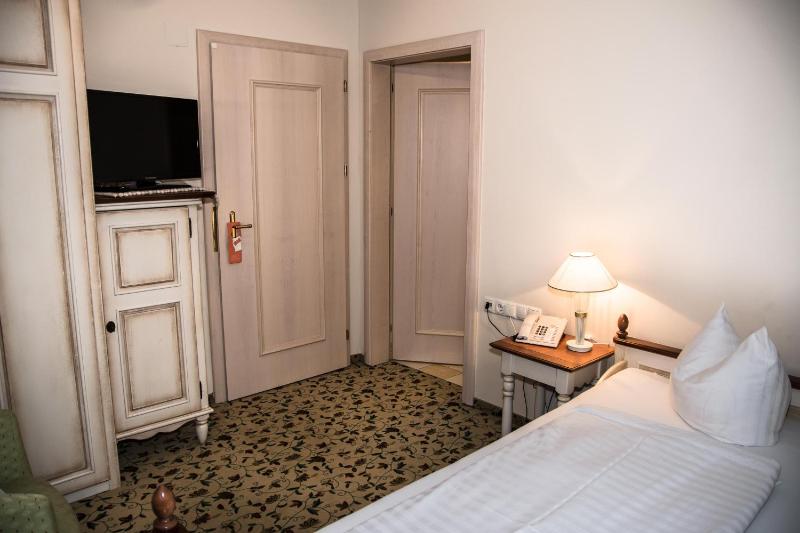 Standard Single Room image 3