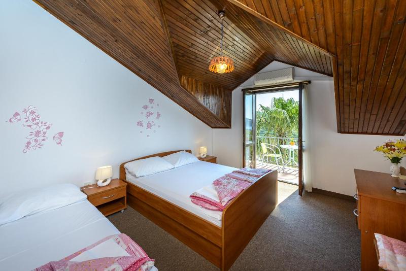 Triple Room with Sea View image 3
