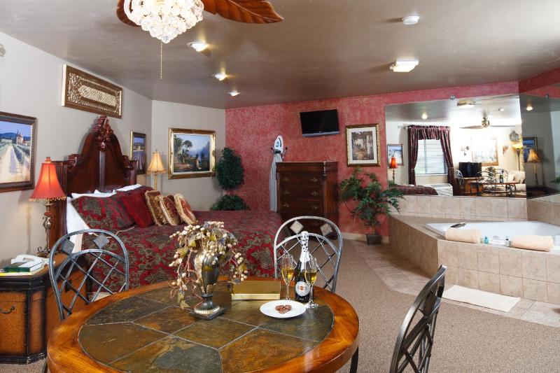 Deluxe Suite with Spa Bath image 3