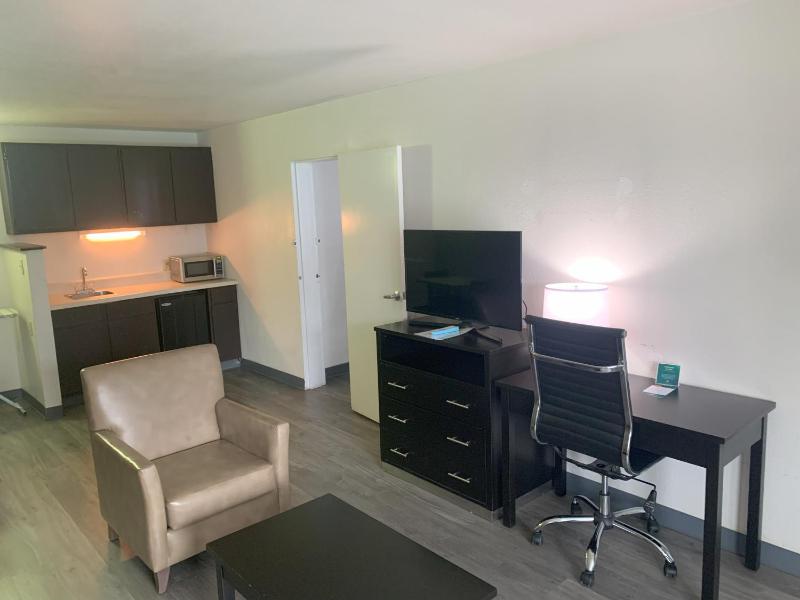 Queen Suite - Non-Smoking image 3