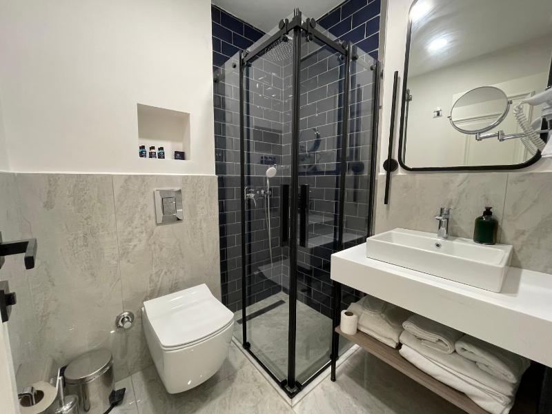 Double Room with Balcony image 4