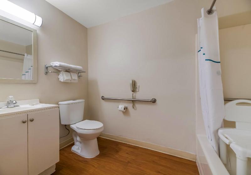 Studio Queen Room Disability Access Non-Smoking image 2