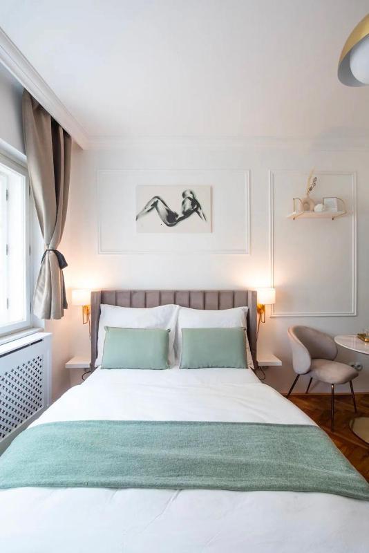 Elegant Compact Studio Steps from Charles Bridge - image 5