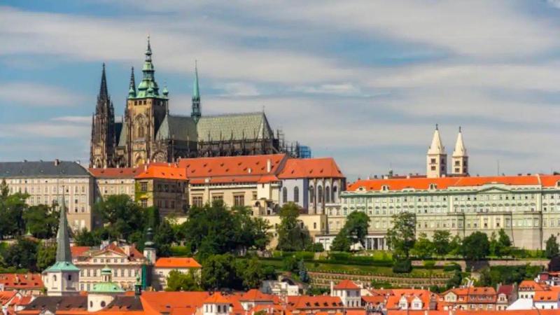 Elegant Compact Studio Steps from Charles Bridge - image 8