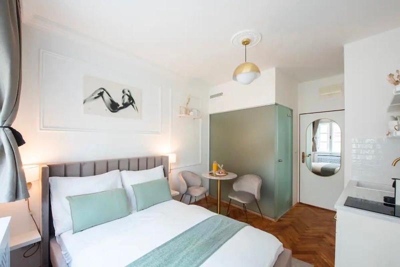 Elegant Compact Studio Steps from Charles Bridge - image 11