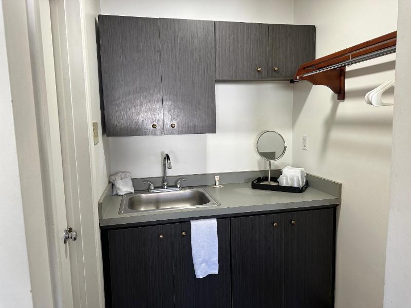 Deluxe Queen Room with Two Queen Beds - Non-Smoking image 3