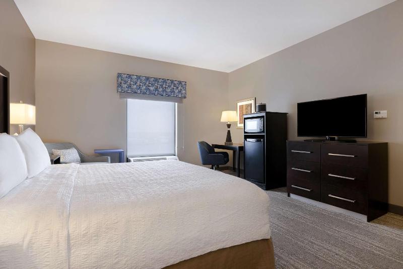 King Room with King Bed - Non-Smoking image 3