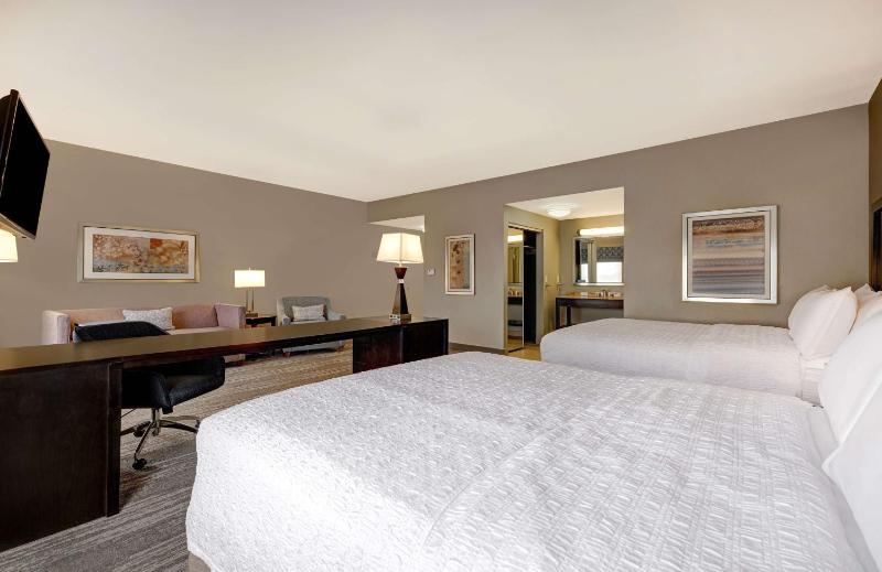 Queen Studio Suite with Two Queen Beds - Non-Smoking image 3