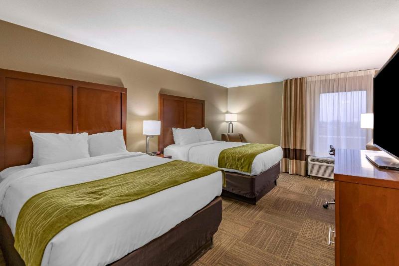 Queen Room with Two Queen Beds image 4