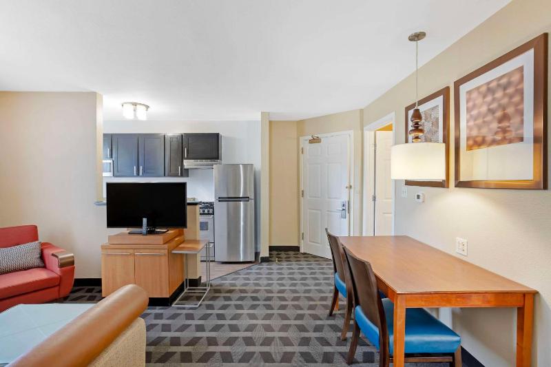 Efficiency Queen Suite with Three Queen Beds - Non Smoking image 2