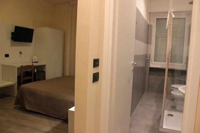 Double Room image 3