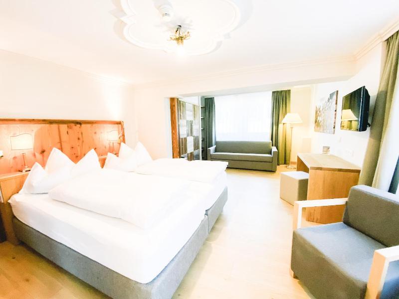 Deluxe Double Room image 4