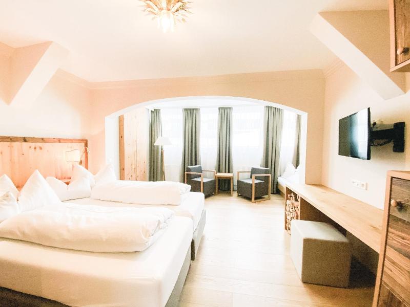 Deluxe Double Room image 2