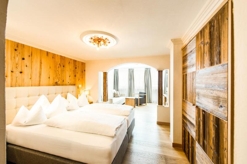 Deluxe Double Room image 3