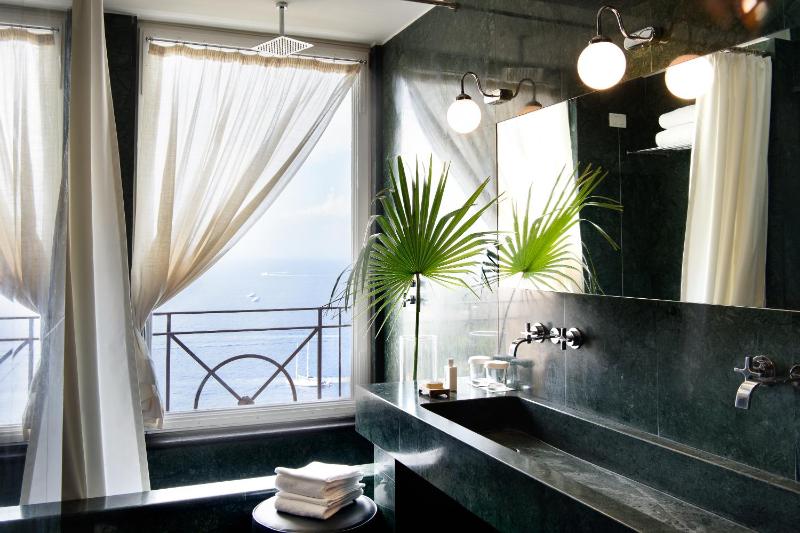 Deluxe Corner Sea View image 2