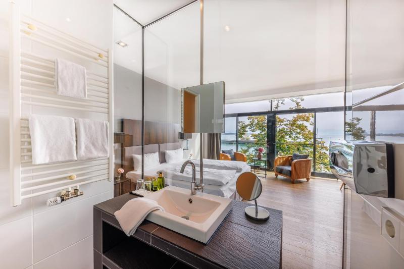 Double Room with Lake View image 1