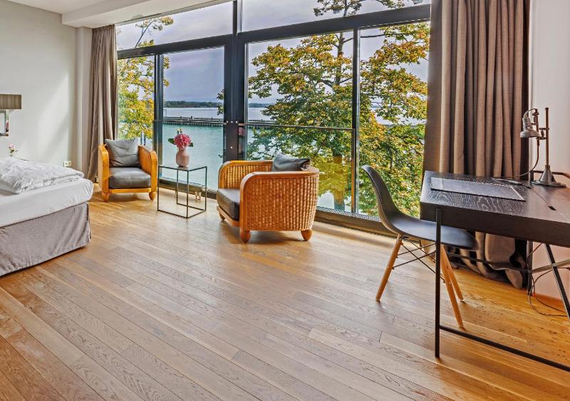 Double Room with Lake View image 4