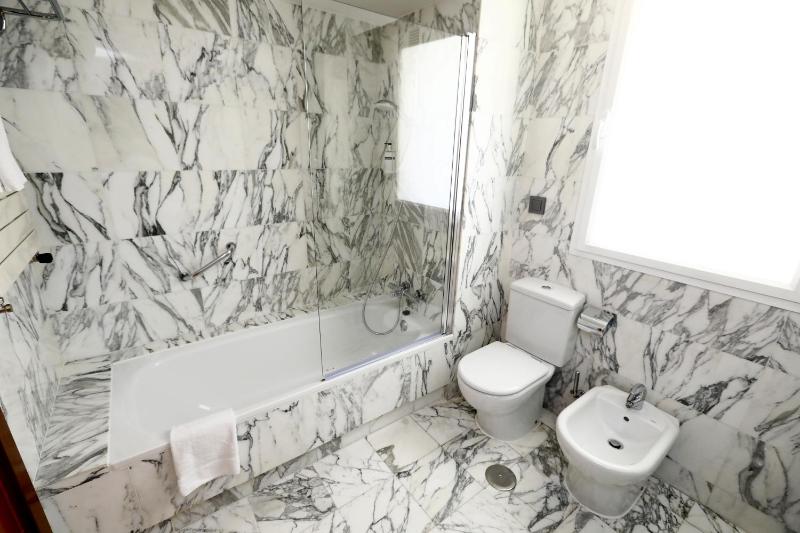 Standard Twin Room image 1