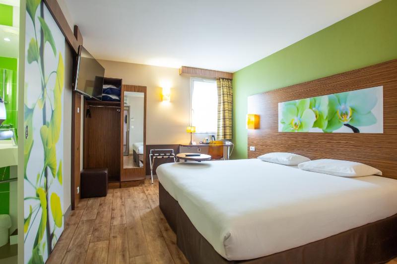 Standard Double Room image 3