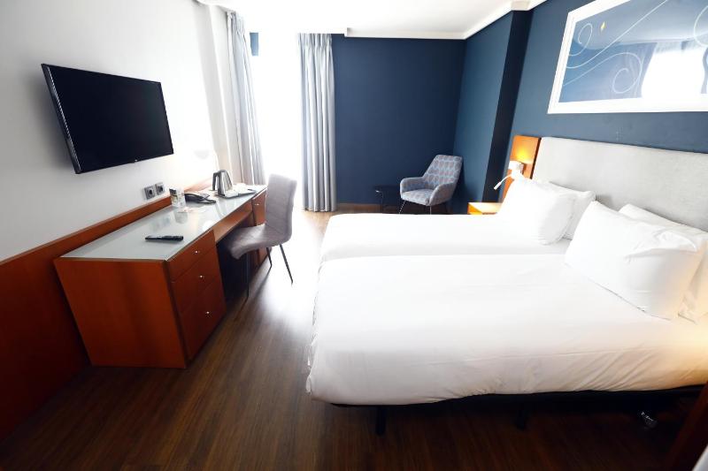 Standard Twin Room image 3