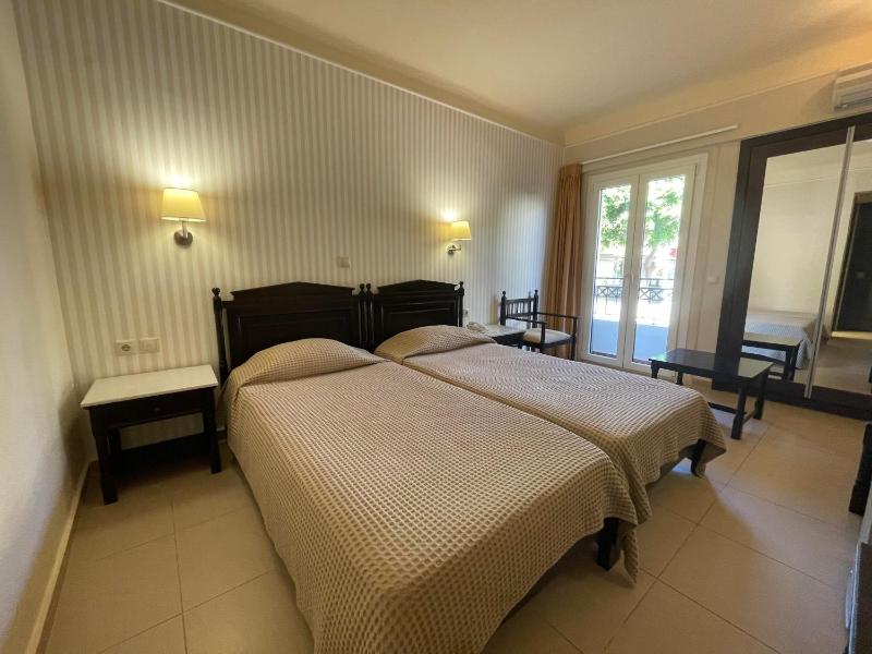 Standard Twin Room image 2