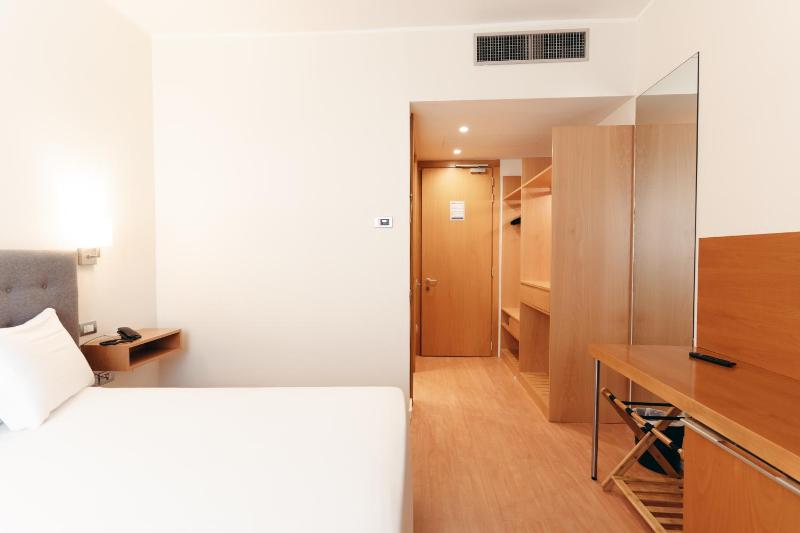 Double Room image 3