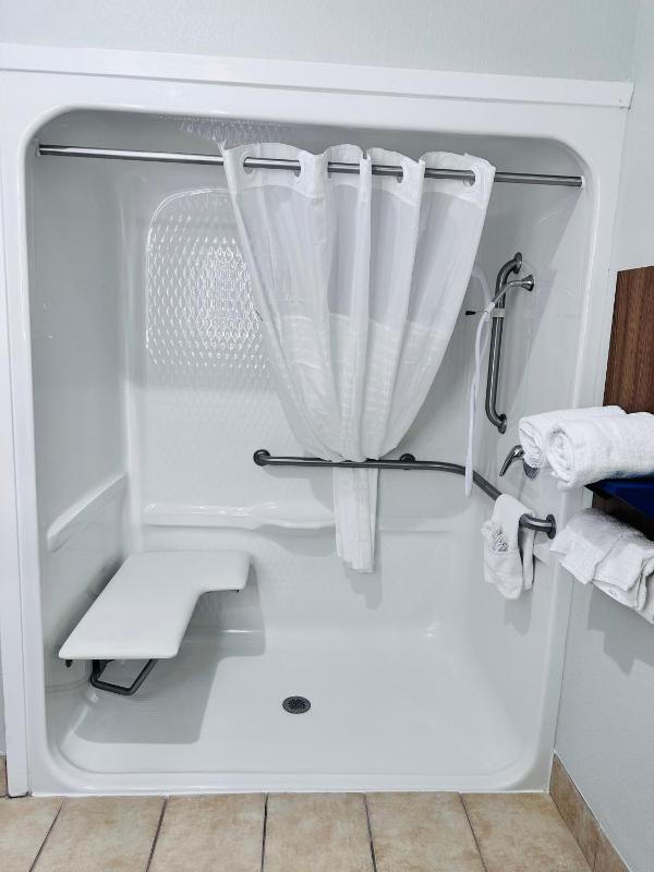 Queen Room - Disability Access/Non-Smoking image 4