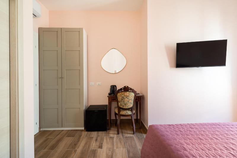 Large Double Room image 4