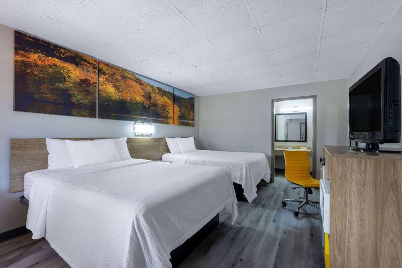 Queen Room with Two Queen Beds - Non-Smoking image 1
