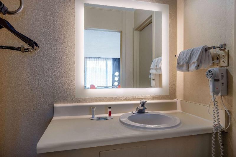 Deluxe Double Room with Two Double Beds - Non-Smoking image 3