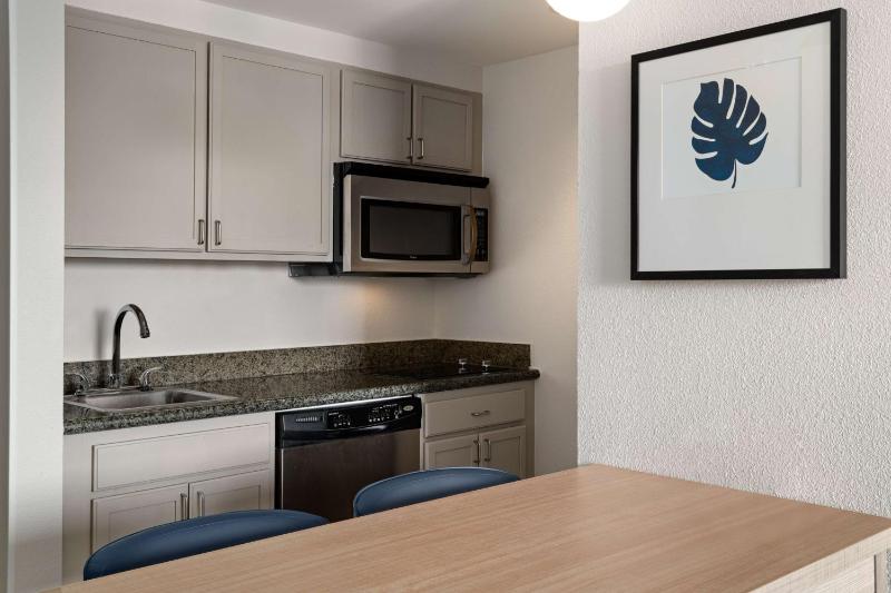 One-Bedroom Queen Suite with Two Queen Beds image 3
