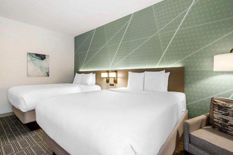 Queen Room with Two Queen Beds - Accessible/Non-Smoking  image 3