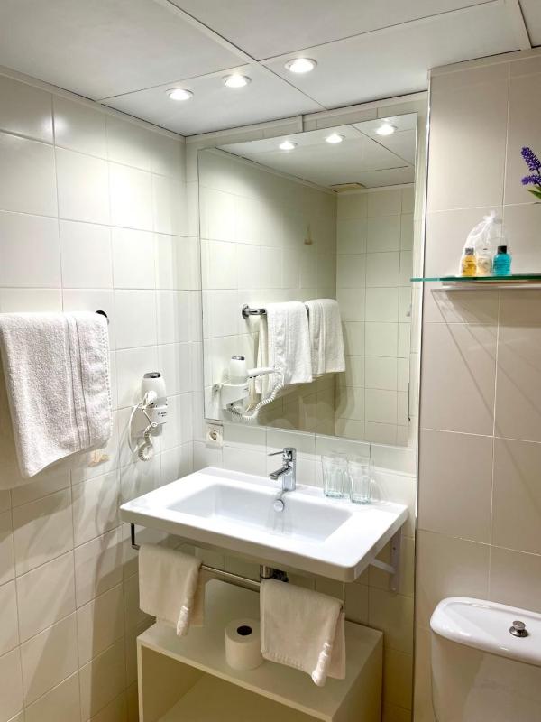 Apartamentos María Cristina Beach - image 25