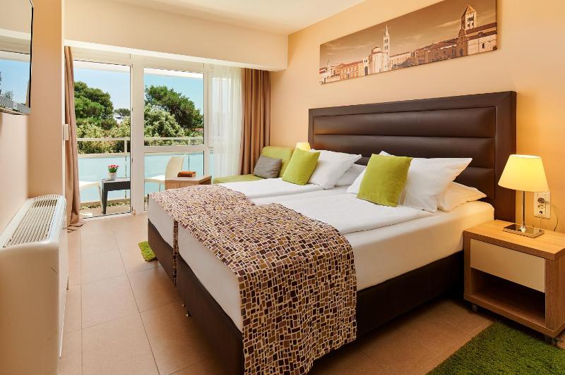Premium Double Room with Balcony image 3