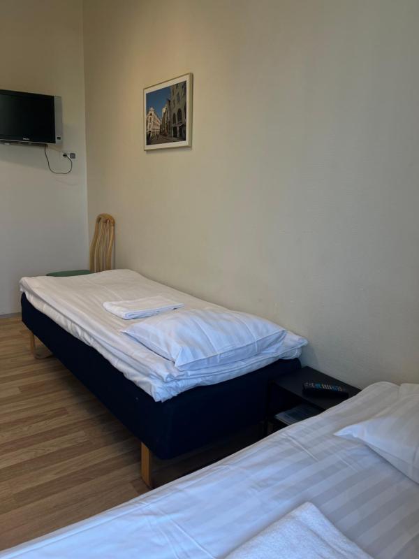 Economy Twin Room with Private Bathroom image 1