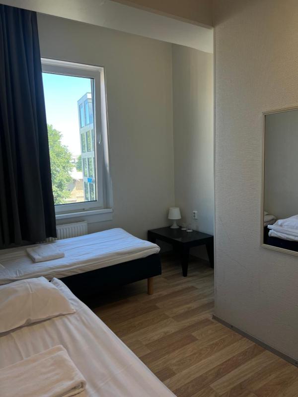 Economy Twin Room with Private Bathroom image 3