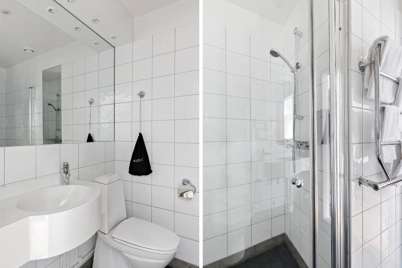 Standard Twin Room image 3