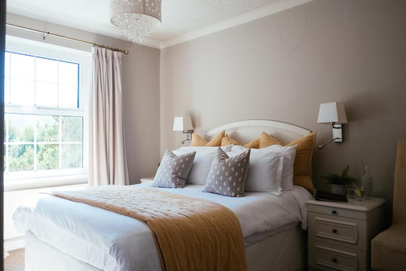 King Room with Mountain View image 1