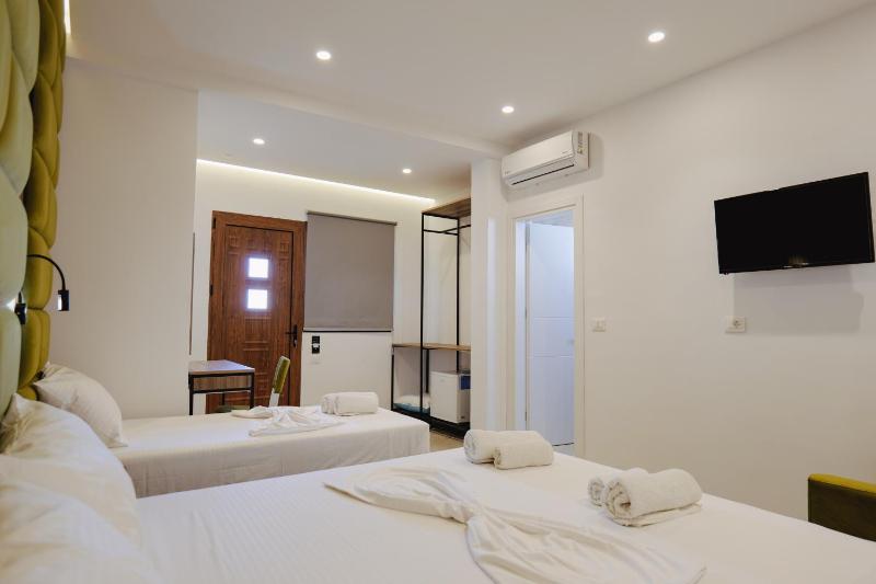 Deluxe Triple Room image 3
