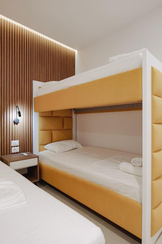 Deluxe Quadruple Room image 1