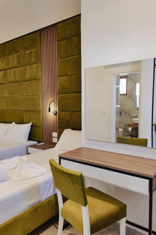 Deluxe Triple Room image 2