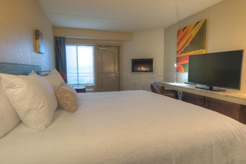 Deluxe King Room with Fireplace image 2