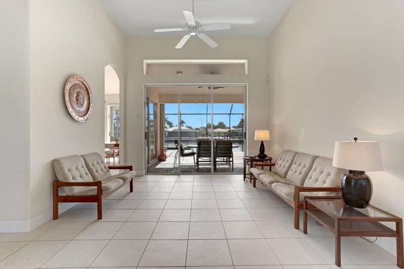 The Hammock - Beautiful waterfront 4 bedroom home with heated pool - image 9