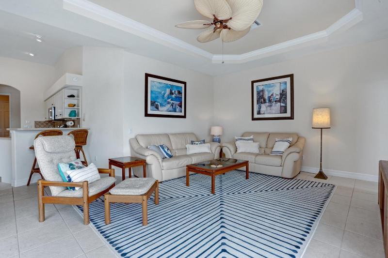 The Hammock - Beautiful waterfront 4 bedroom home with heated pool - image 40