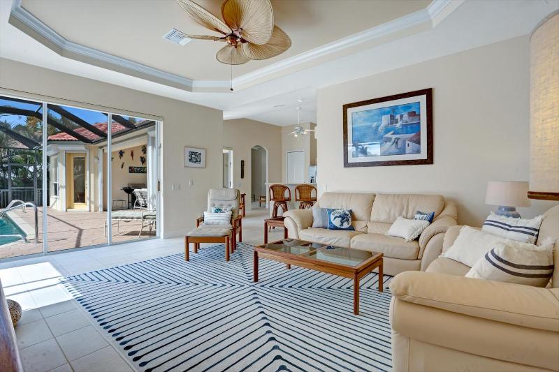 The Hammock - Beautiful waterfront 4 bedroom home with heated pool - image 35