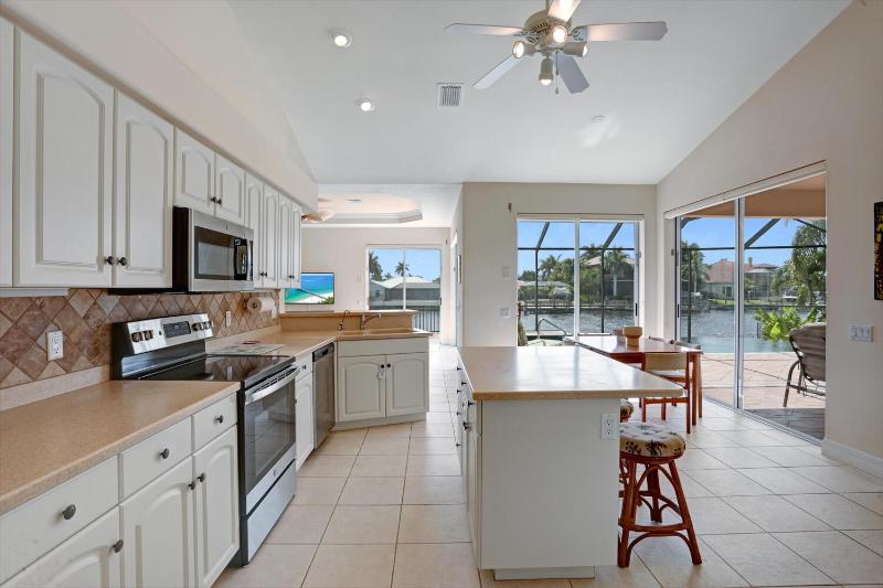 The Hammock - Beautiful waterfront 4 bedroom home with heated pool - image 32