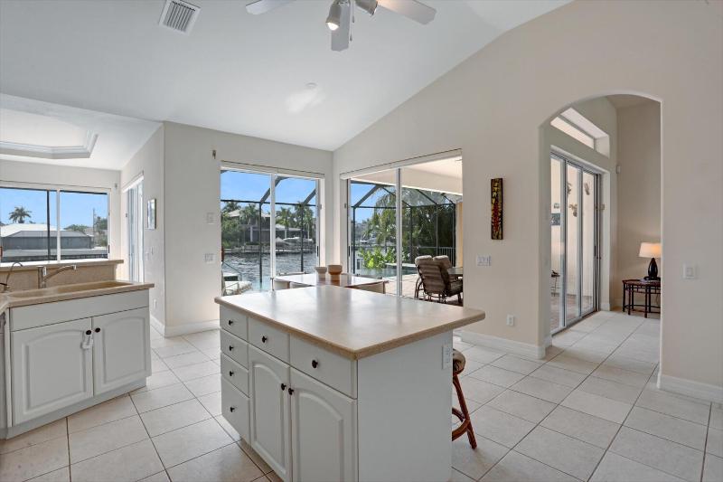The Hammock - Beautiful waterfront 4 bedroom home with heated pool - image 29