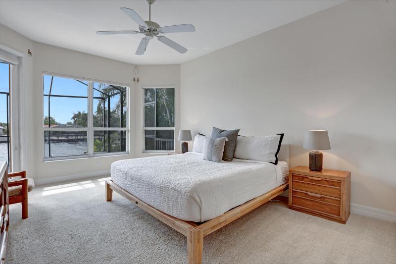 The Hammock - Beautiful waterfront 4 bedroom home with heated pool - image 30