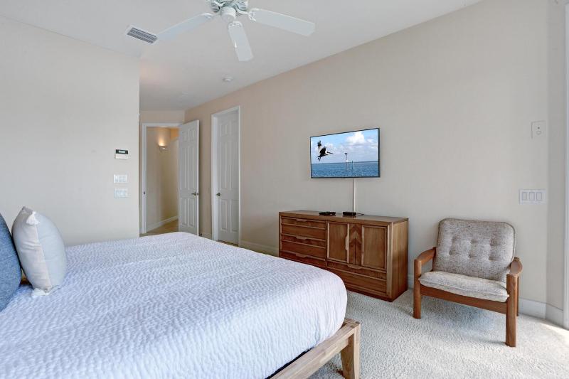 The Hammock - Beautiful waterfront 4 bedroom home with heated pool - image 20